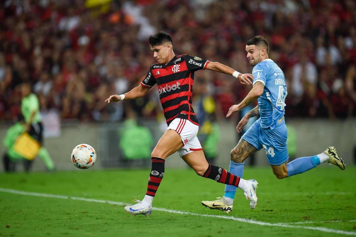 Luiz Araújo abriu o placar para o Flamengo contra o Bolívar no Maracanã