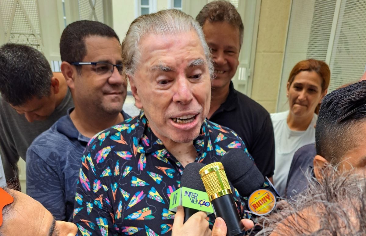 SÃO PAULO, SP - 12.12.2023: SILVIO SANTOS COMPLETOU 93 ANOS - O Apresentador Silvio Santos recebeu fÃ£s e uma homenagem na porta de sua casa no Morumbi nesta terÃ§a-feira (12) no dia em que completa 93 anos. (Foto: Cesar Conventi /Fotoarena/Folhapress) ORG XMIT: 2471590  por Cesar Conventi /Fotoarena/Folhapress