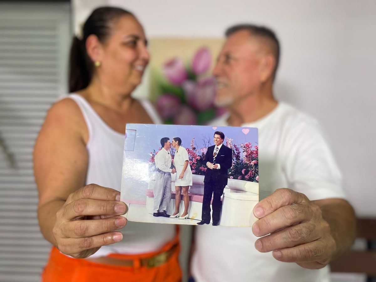 Alessandra Alves Amaral, 52 anos, e Luiz dos Santos Amaral, 59 anos, estiveram no palco do programa Em Nome do Amor, apresentado pelo Silvio Santos nos anos 90.