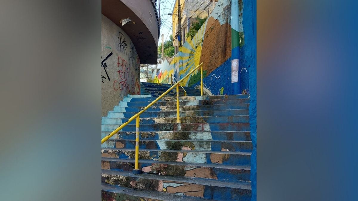 Escadaria onde jovem de 22 anos foi morto a tiros no Centro de Vitória