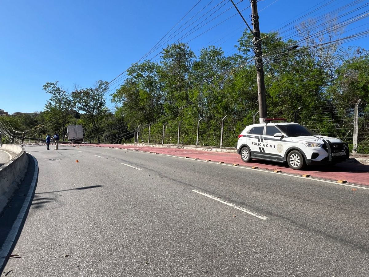 Gabriel do Nascimento, de 25 anos, morreu após o caminhão de entrega em que estava bater em um poste na Avenida Norte Sul, na Serra. por João Brito
