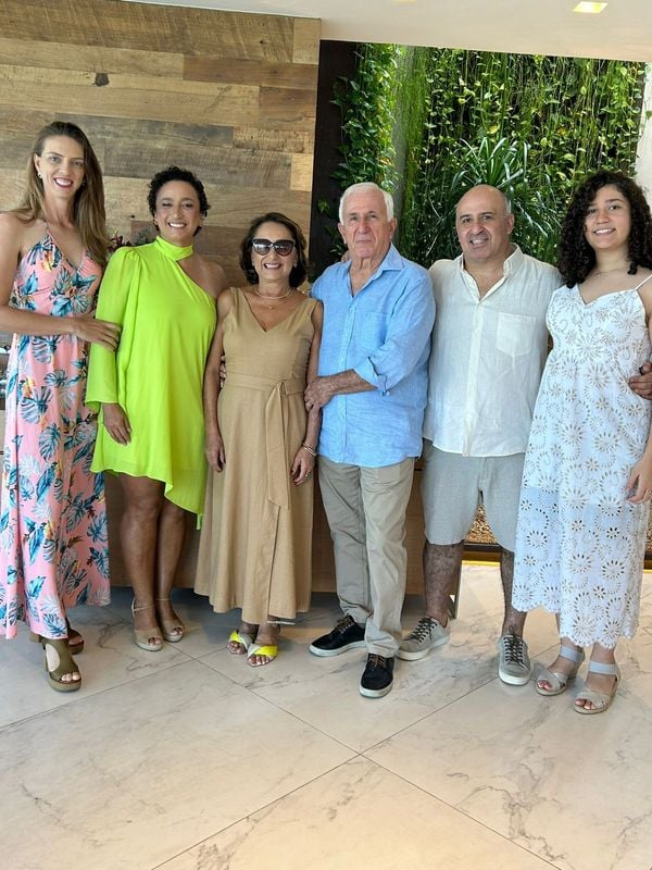 Renata Erler, a aniversariante Erica Neves, Nazaré Neves, Walter Siquara, Walter Siquara Júnior Siquara e Luiza Siquara