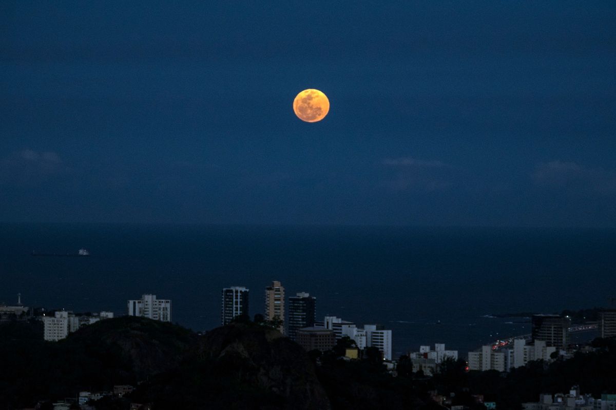 Superlua brilhante no céu por Fernando Madeira