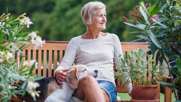 Somos muito mais o que não sabemos do que o que sabemos ser. Entre o espelho e o travesseiro mora o avesso do avesso