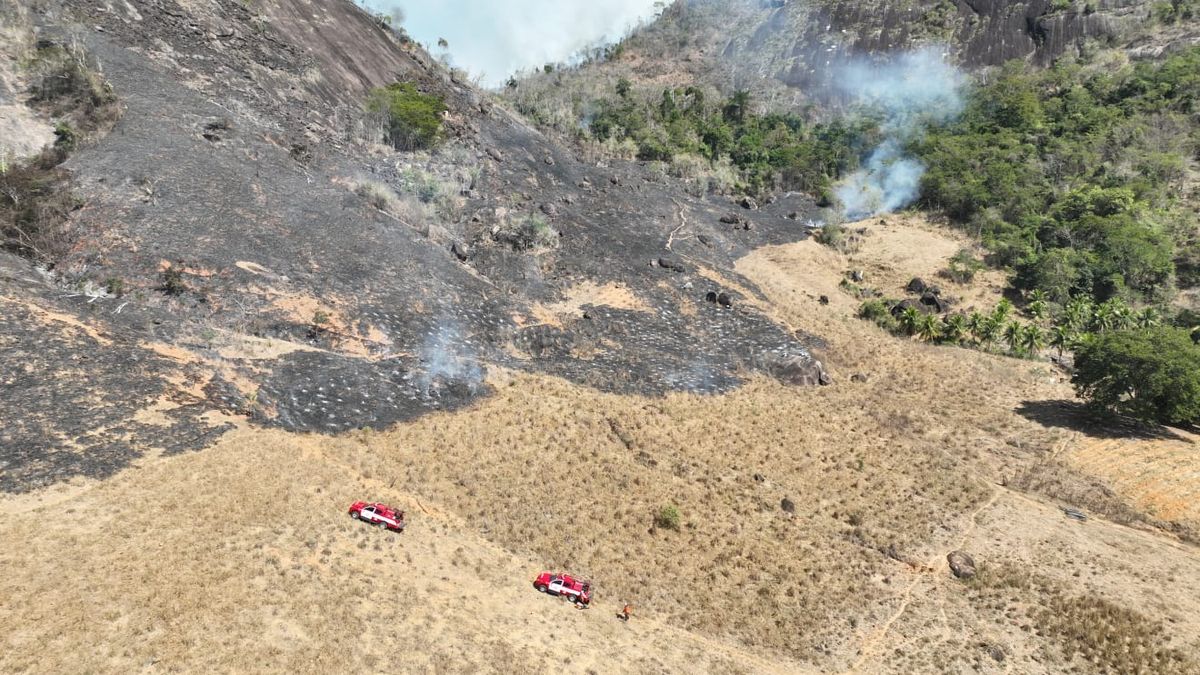 Imagem aérea mostra área atingida por incêndio em Colatina por Divulgação/Corpo de Bombeiros