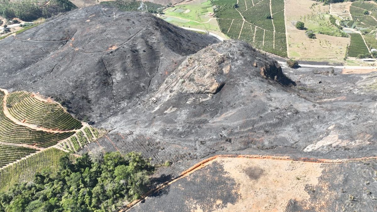 Imagem aérea mostra área atingida por incêndio em Colatina por Divulgação/Corpo de Bombeiros