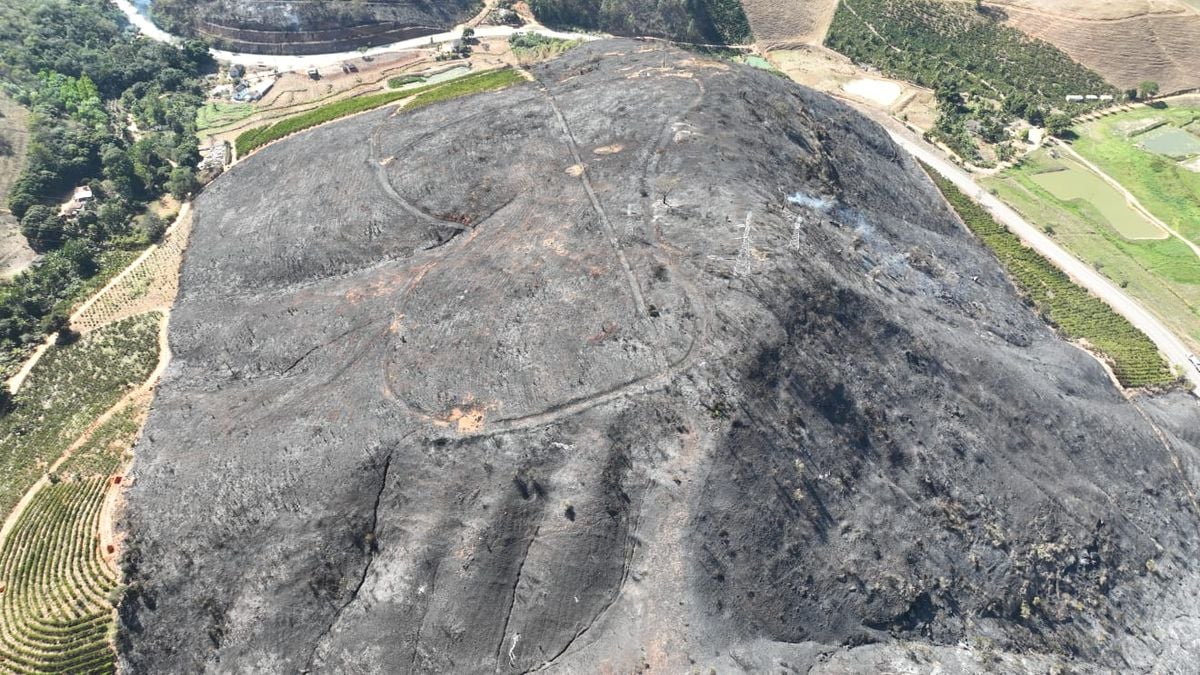 Imagem aérea mostra área atingida por incêndio em Colatina por Divulgação/Corpo de Bombeiros