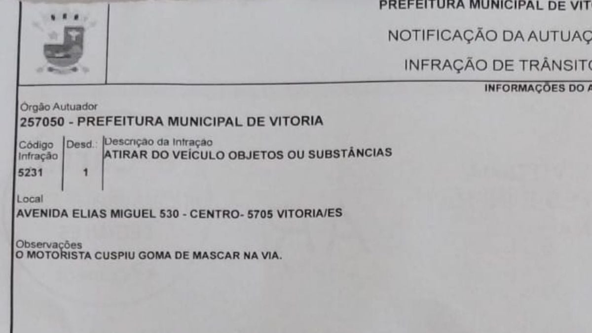 Notificação recebida por motorista: segundo a Guarda Municipal, ele jogou chiclete no asfalto, mas condutor diz que só cuspiu