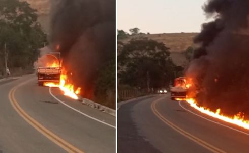 Segundo o Corpo de Bombeiros, o fogo atingiu o munck, a carroceria e parte da carga, que se tratava de equipamentos para campo de futebol