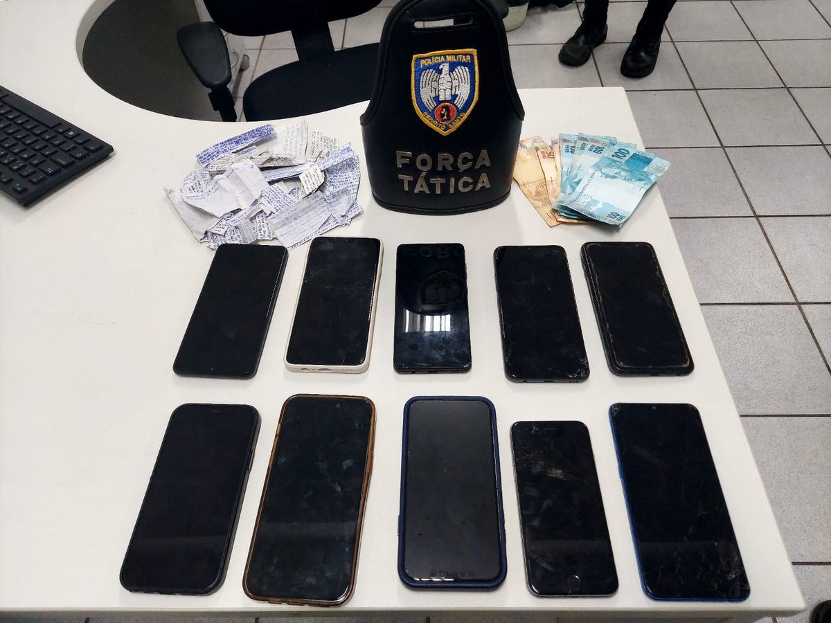 Celulares apreendidos durante operação no Morro do Cabral, em Vitória