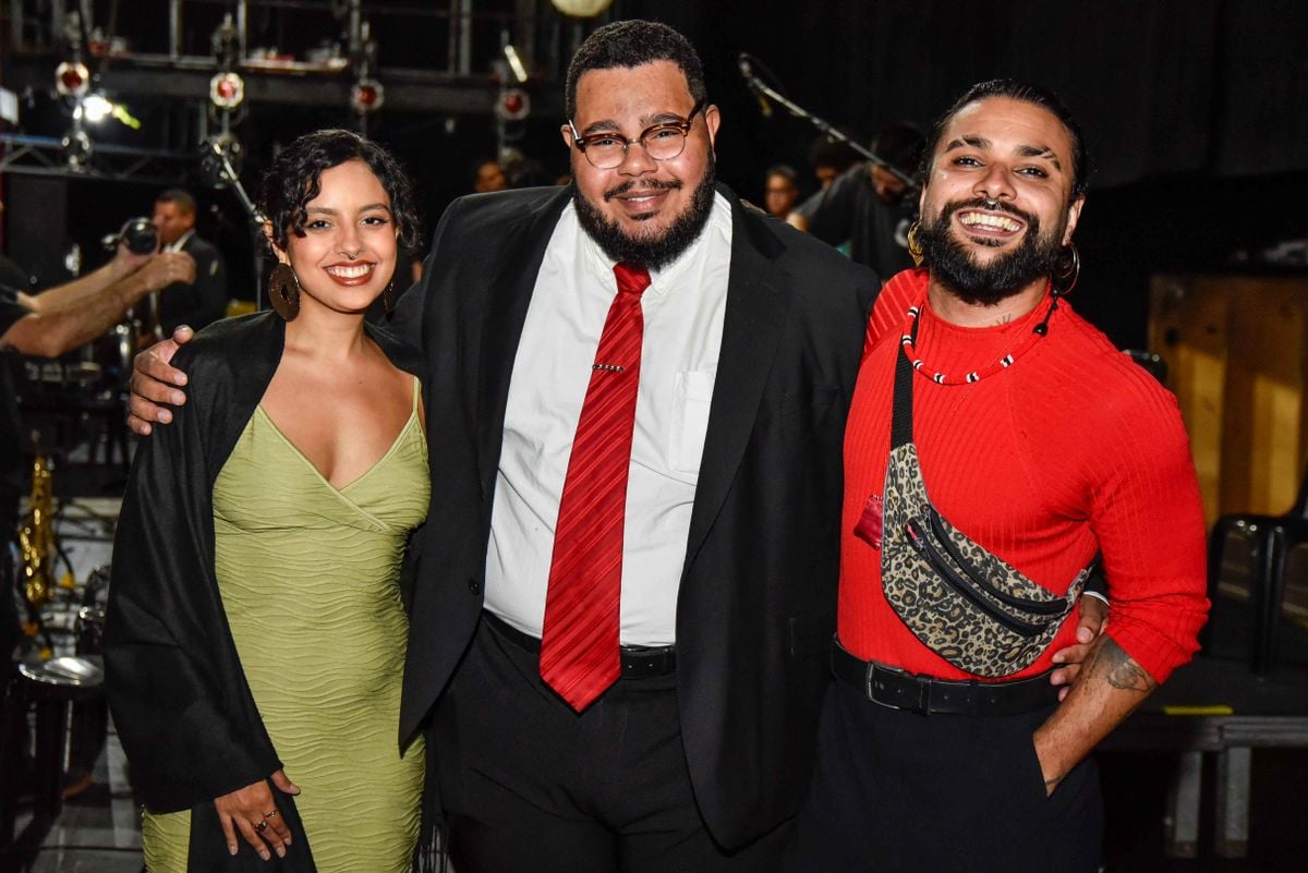 Maestro da Vale Musica Jazz Band, Eduardo Lucas, com os cantores convidados Andre Prando e Luiza Dutra.