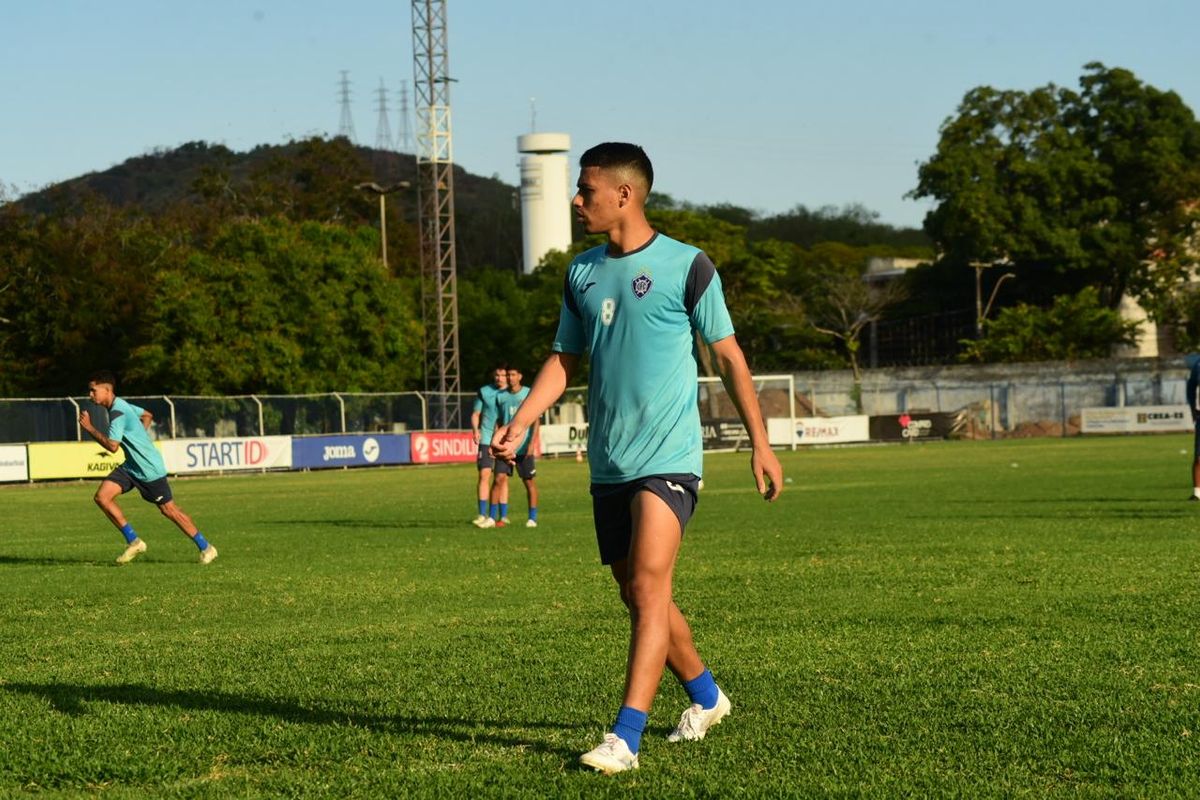 Meia João Paulo durante treino do Vitória