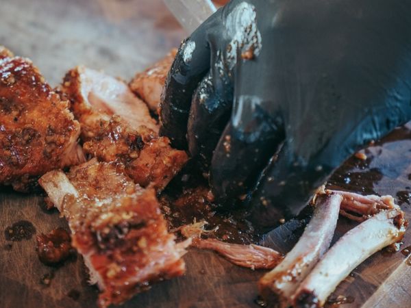 O Na Brasa vai ter pratos assinados por 14 chefs renomados, entre eles Juarez Campos, Hugo Grassi e Cynthia Eller