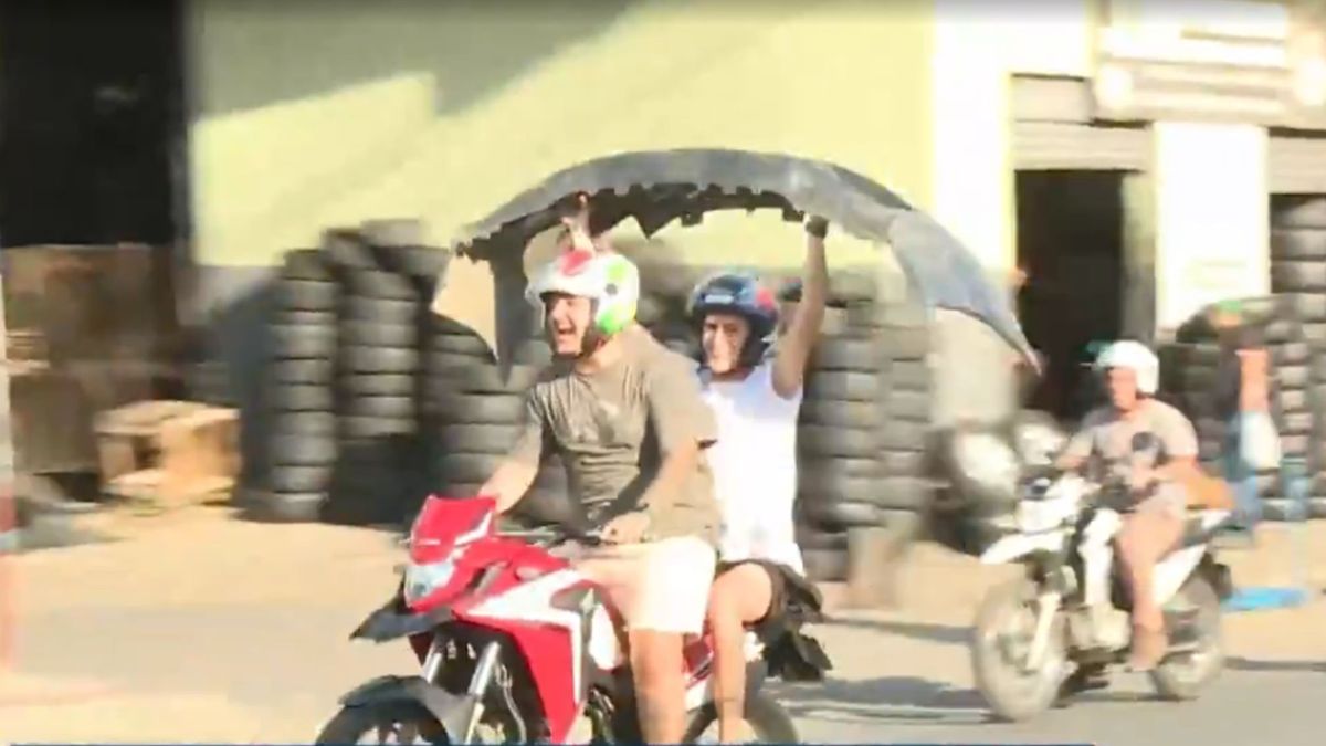 Motos invadem calçadas em horário de pico e pedestres reclamam