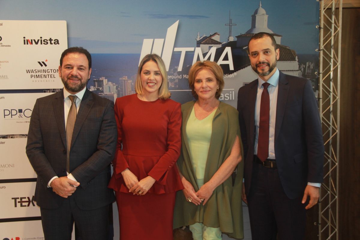  os sócios  Rodrigo Júdice, Luciana Júdice e Leonardo Gonoring ladeiam Tamires Endringer.