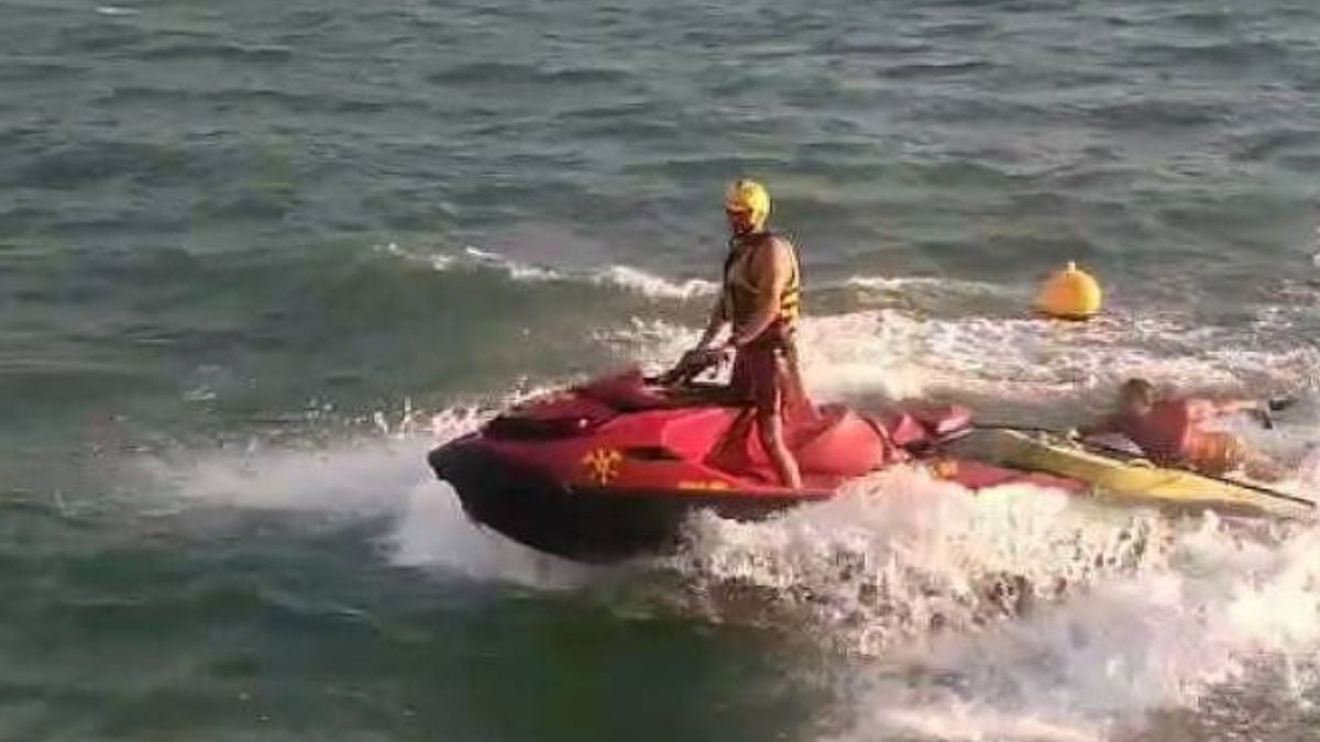 Os socorristas usaram motos aquática para socorrer aqueles que caíram no mar ou que não conseguiram retornar para a orla