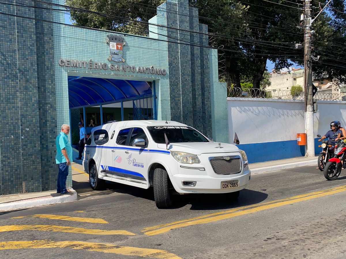 Corpo de Laura Beatriz chega ao cemitério em Vitória