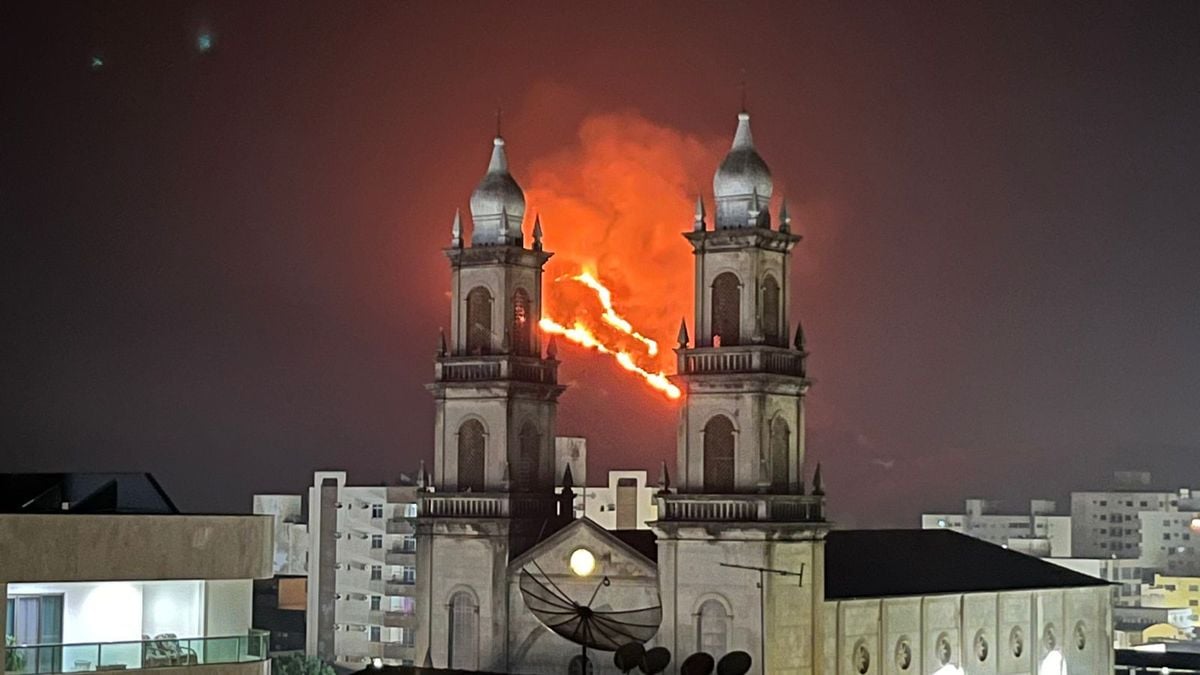 Incêndio em Castelo começou na noite de sábado (24)