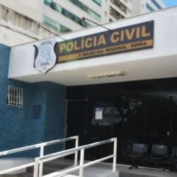 Mulher de 33 anos disse agressões cometidas pelo companheiro, de 49 anos, ocorreram durante briga, que começou em carro de aplicativo e terminou em frente à Delegacia Regional da Serra