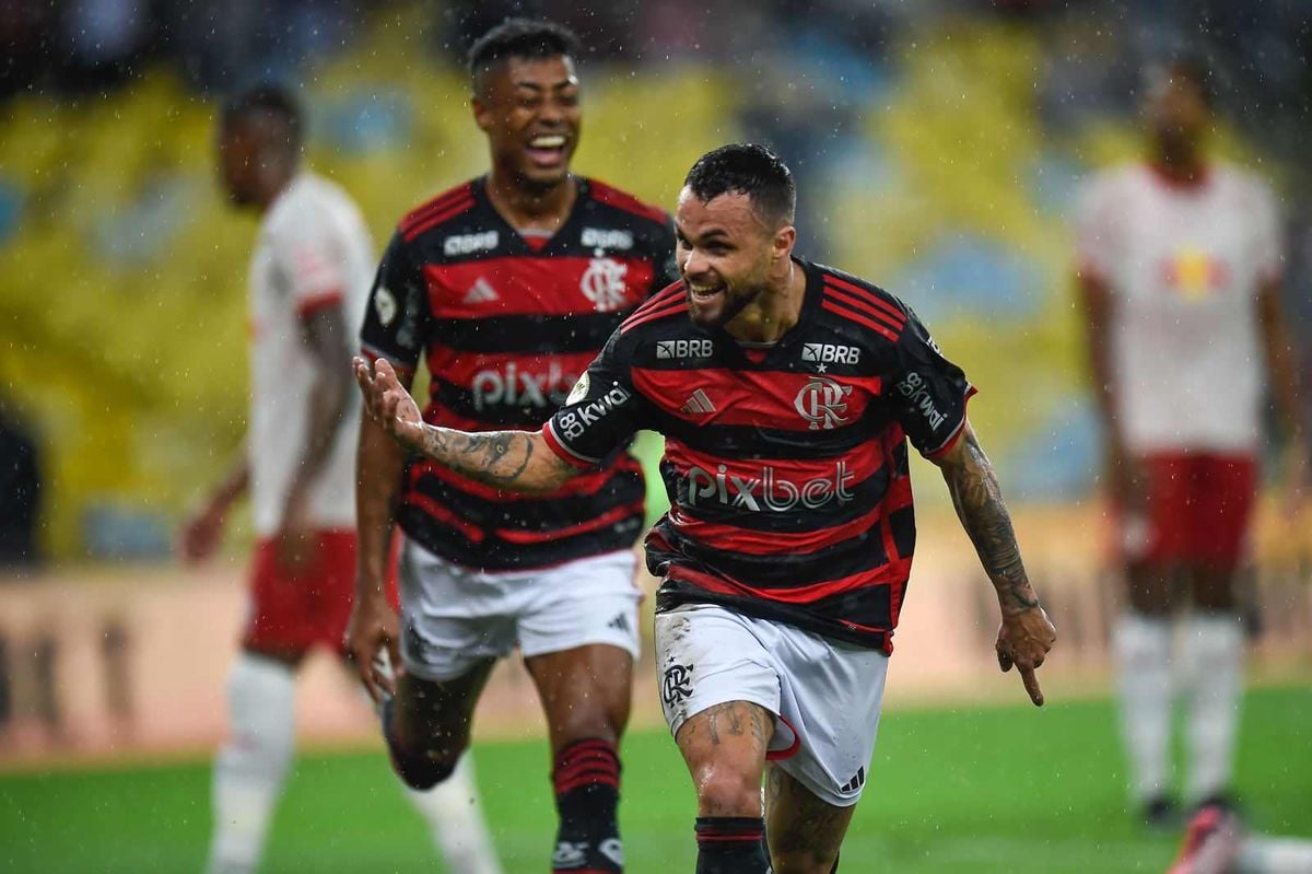 Michael marcou o primeiro gol em sua reestreia pelo Flamengo