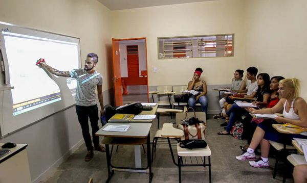 Pé-de-Meia atende a estudantes do Ensino Médio da rede pública, com famílias que se inscreveram no Cadastro Único para Programas Sociais do Governo Federal (CadÚnico)