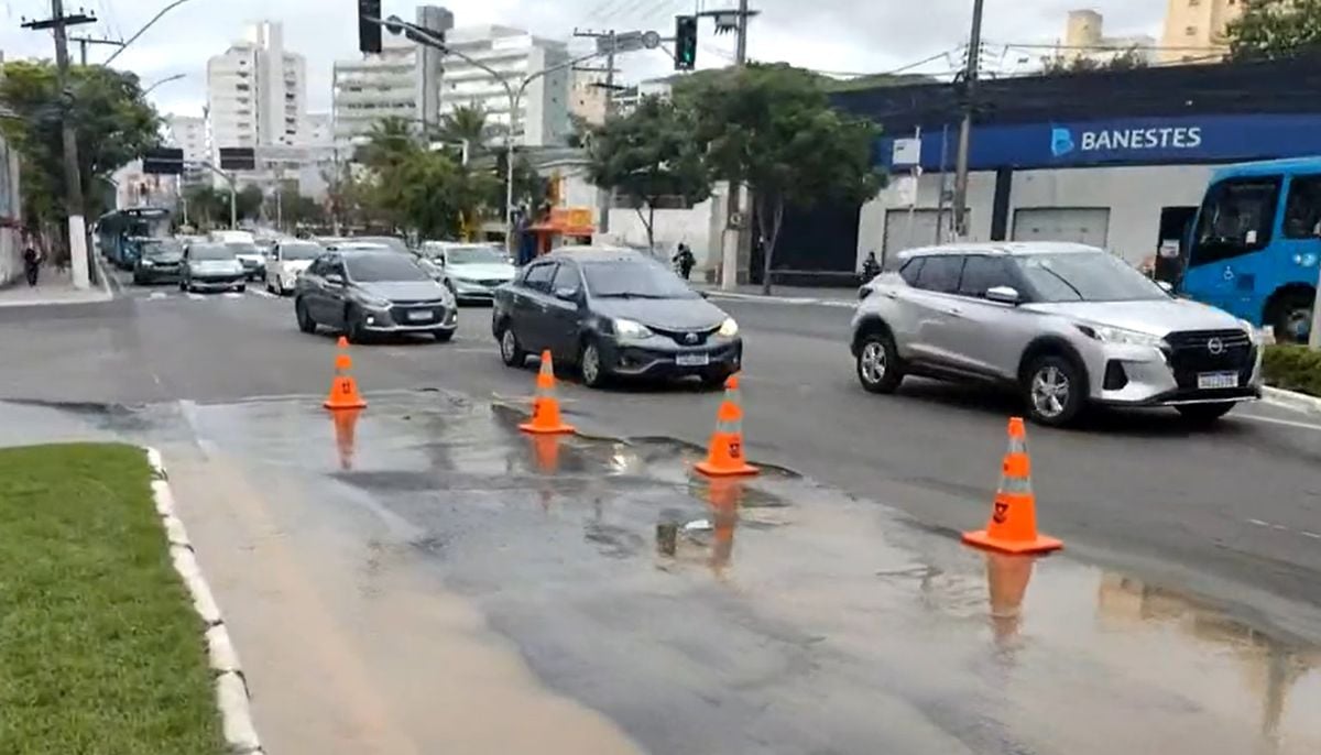 Vazamento de água interdita trânsito em Vitória