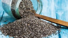 [Edicase]As sementes de chia são fonte de fibras que ajudam a controlar o índice de glicemia no sangue (Imagem: Jarvna | Shutterstock)