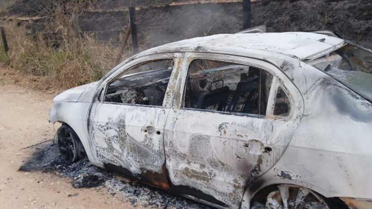 Carro de taxista foi encontrado incendiado.