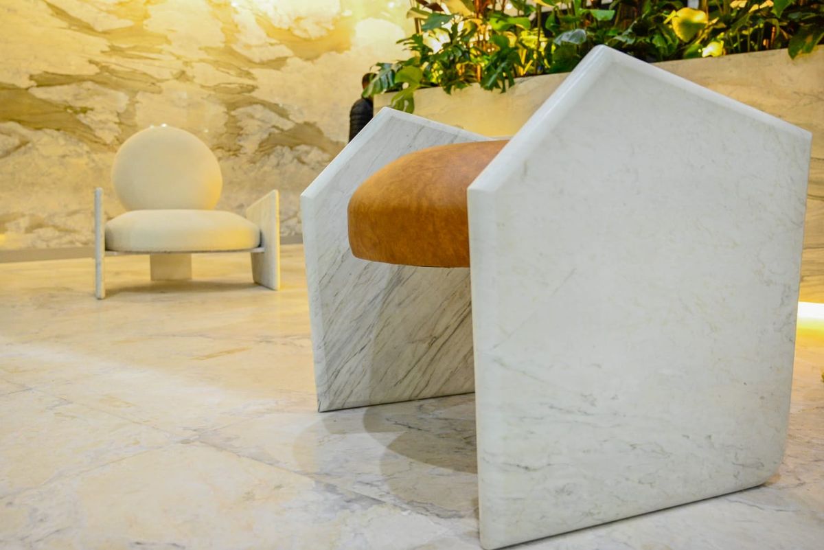 Detalhes de banco feito com material de rocha ornamental por Divulgação