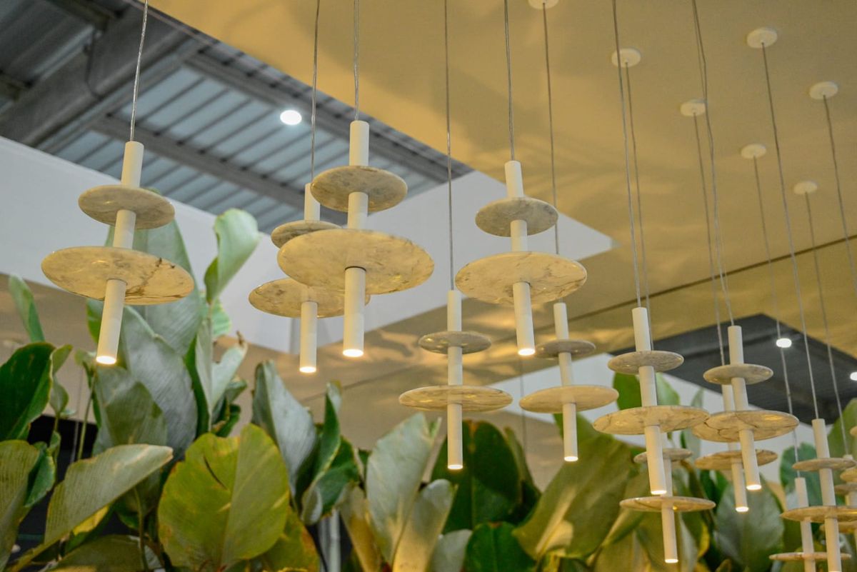 Luminárias feitas de rochas ornamentais por Divulgação