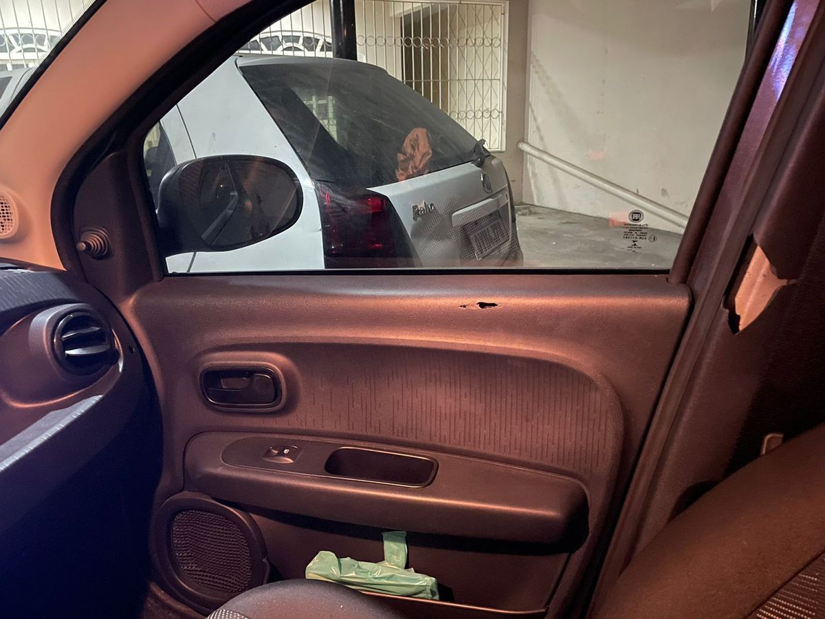Marca de tiro no carro das vítimas