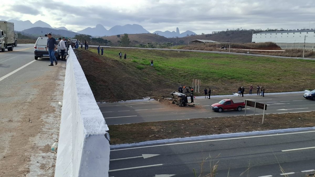 Motorista perde o controle, carro cai de viaduto  por Alice Sousa 