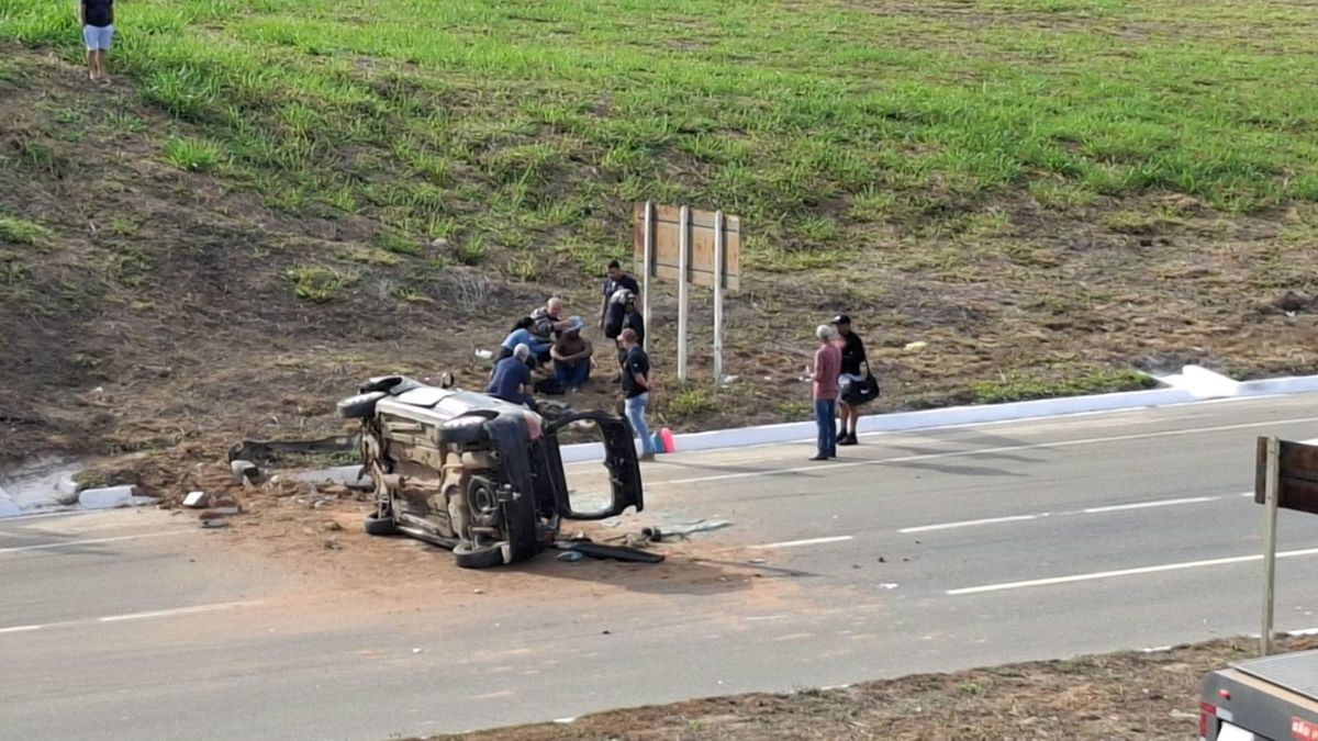 Motorista perde o controle, carro cai de viaduto  por Alice Sousa 