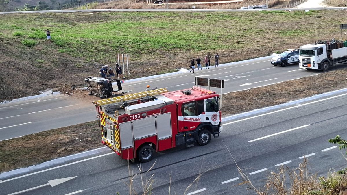 Motorista perde o controle, carro cai de viaduto  por Alice Sousa 