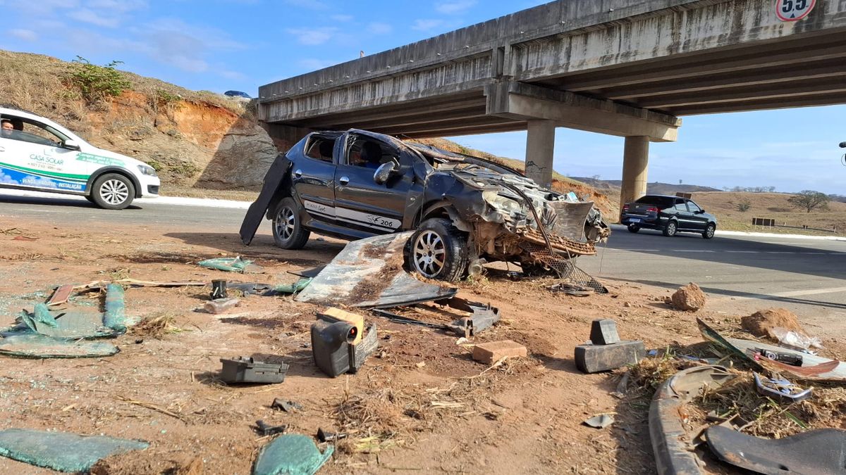 Motorista perde o controle, carro cai de viaduto 