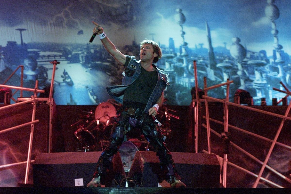 O vocalista do Iron Maiden, Bruce Dicknson, durante show no Rock in Rio 2001