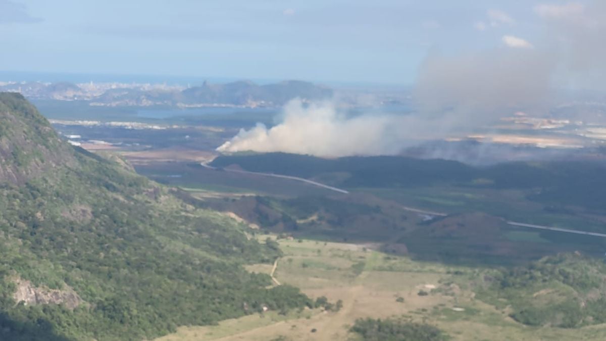 Imagens aéreas do incêndio no Contorno do Mestre álvaro. 