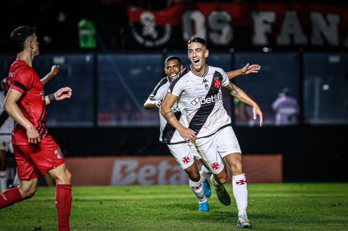 Pumita marcou o primeiro gol do Vasco na vitória sobre o Athletico-PR