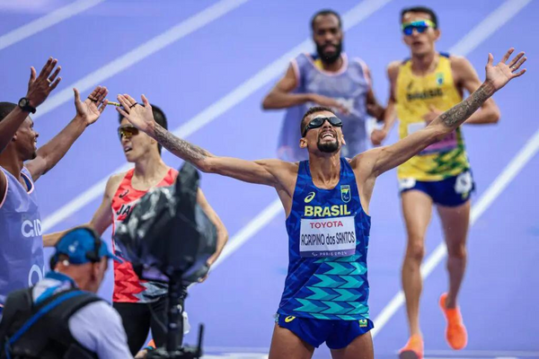 Júlio César Agripino comemora vitória nos 5000m nos Jogos Paralímpicos de Paris