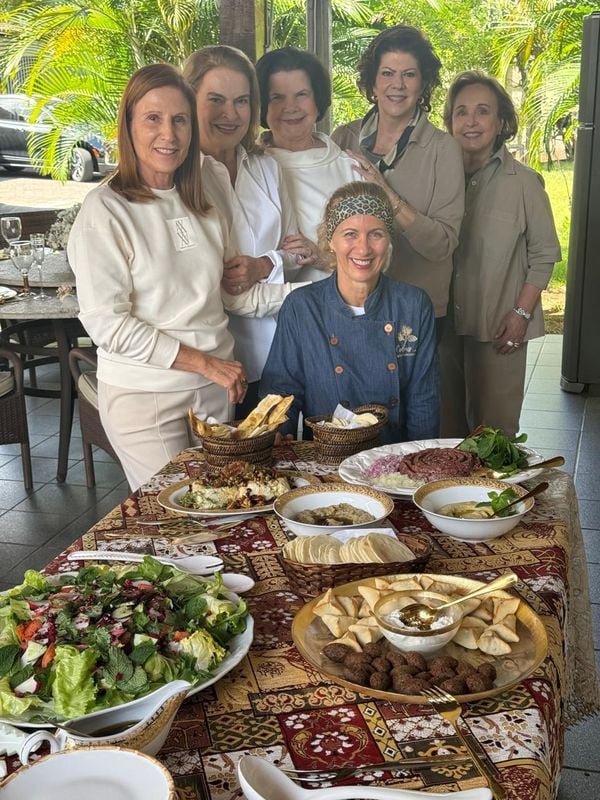 Mary Helal recebeu amigas para comemorar aniversário