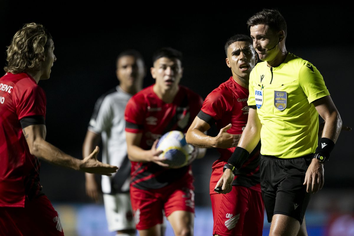 O árbitro Ramon Abatti Abel controlou o jogo entre Vasco e Athletico-PR