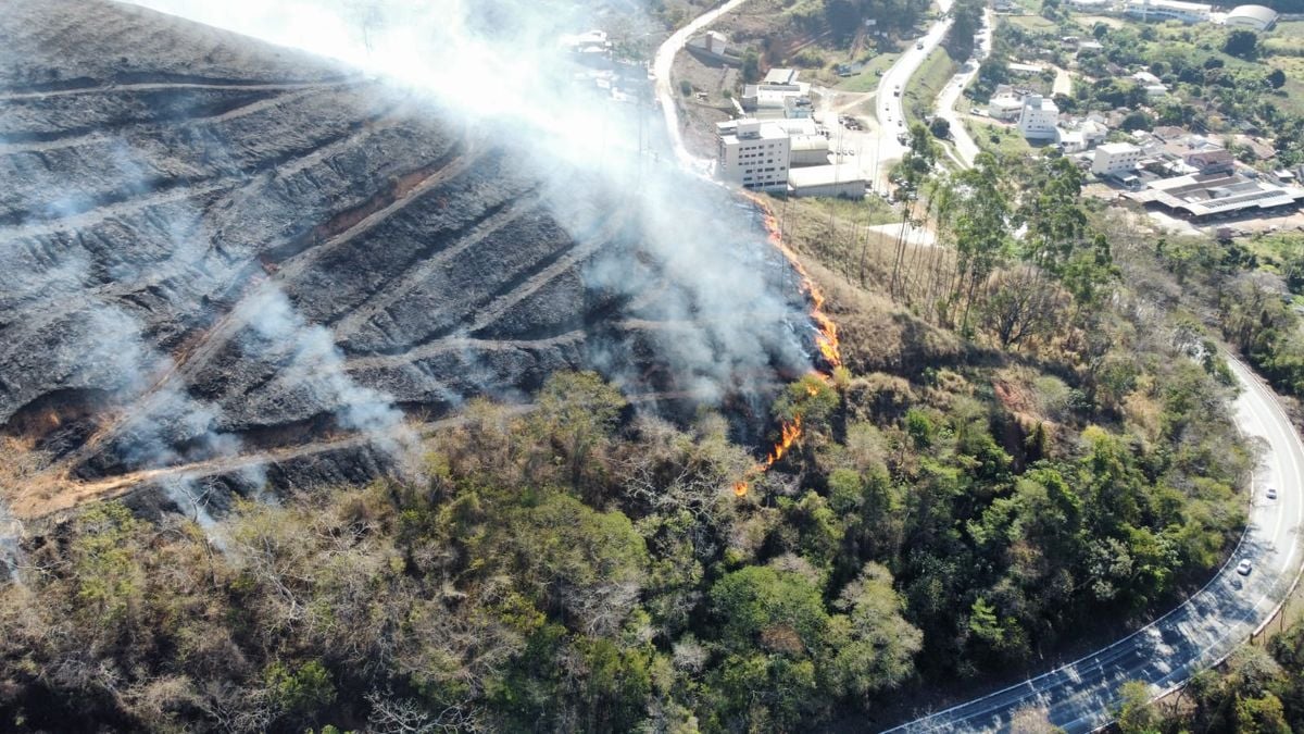 Imagens aéreas mostram estragos provocados por incêndio em Venda Nova do Imigrante 