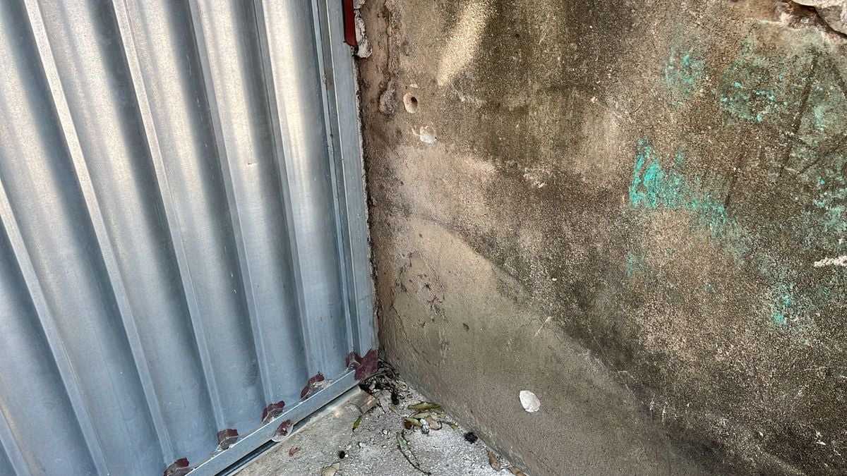 Marcas de tiros ficaram em muros após PM reagir a tentativa de assalto