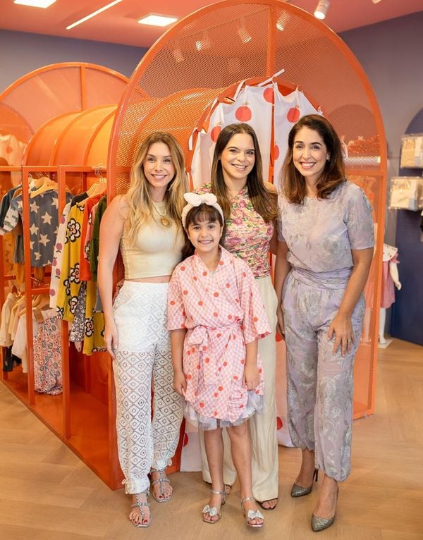 As empresárias Gabriela Marconi e Bruna Pin entre Fernanda César e Luiza Mazzini em dia de aniversário Spa Day, no Espaço Tangerine