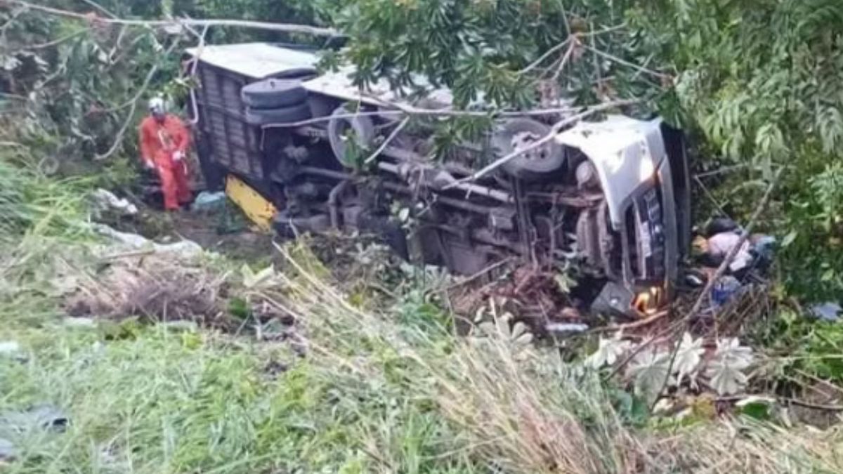 O ônibus tombou em uma ribanceira após percorrer 100 metros pelo canteiro central da rodovia