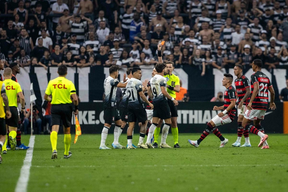 Ramon Abatti Abel distribuiu cartões vermelhos na partida entre Corinthians e Flamengo