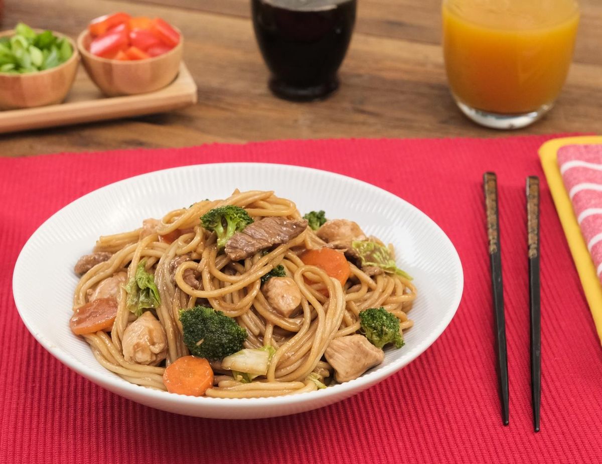 Yakisoba de carne e frango