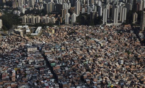 Criminosos expulsaram trabalhadores de empresa que atuavam na favela de Paraisópolis (SP) em projeto de canalização de córrego, desafiando mais uma vez o poder público