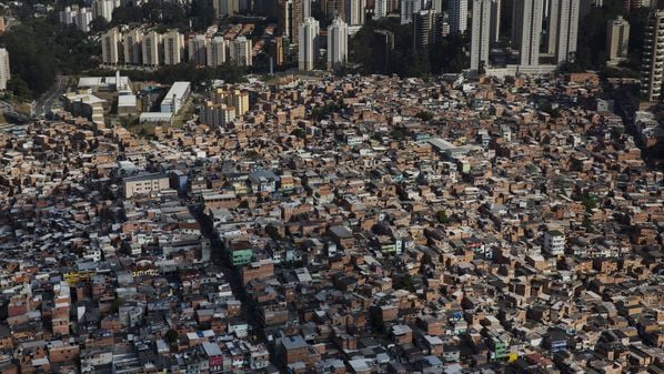 Levantamento demográfico identificou no país 16,3 milhões de habitantes em 12,3 mil favelas, distribuídas por 656 municípios; veja ranqueamento por quantidade de moradores, quantidade de domicílios e extensão territorial