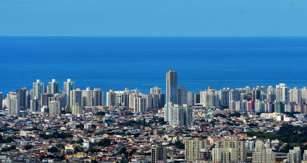 Prédios na orla de Vila Velha